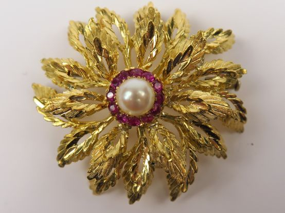 Belle broche en forme de fleurs, ornée en son centre d'une perle de cu