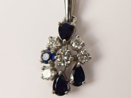 Pendentif en or blanc, serti de saphirs taillés en goutte, et de brill