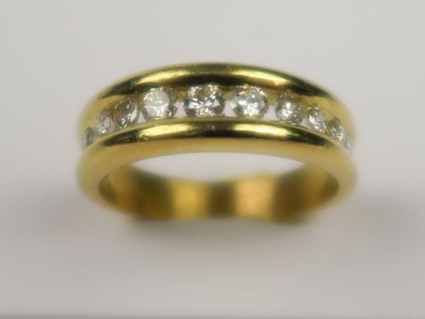 Bague jonc sertie d'une ligne de brillants. Poids tel : 7,1 g