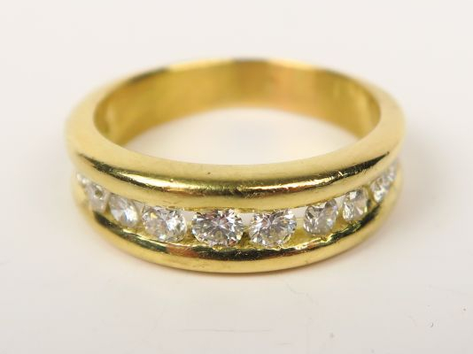 Bague jonc sertie d'une ligne de brillants. Poids tel : 7,1 g