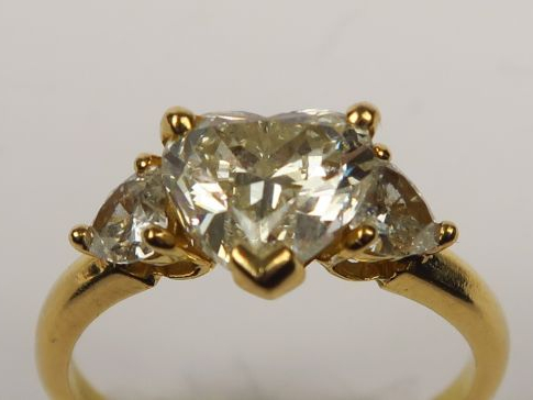 Bague ornée d'un brillant taillé en coeur, épaulé de brillants plus pe