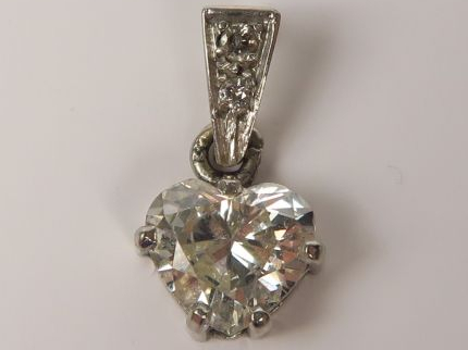 Pendentif orné d'un brillant taillé en forme de cœur