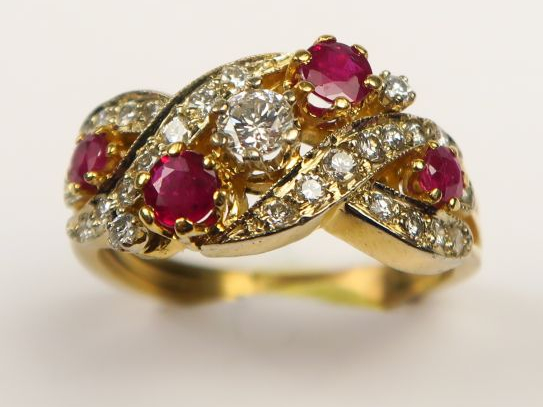 Bague sertie d'un brillant de 0,16 carats environ et de quatre rubis, 