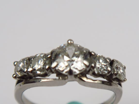 Bague ornée d'un diamant taille moderne de 0,50 carats environ, et de 