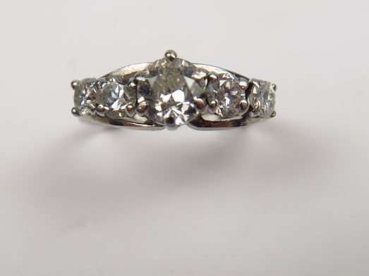 Bague ornée d'un diamant taille moderne de 0,50 carats environ, et de 