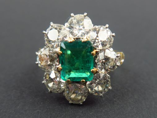 Bague marguerite sertie d'une émeraude et de huit diamants taille anci
