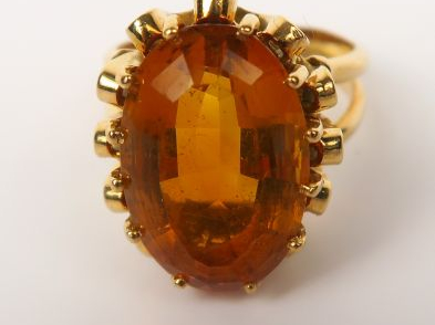 Bague en or jaune ornée d’une citrine facettée. Poids tel : 9.2 g