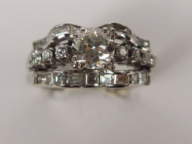 Bague en or, ornée d'un diamant et de lignes de brillants. Poids tel :