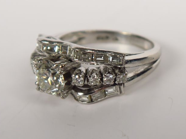 Bague en or, ornée d'un diamant et de lignes de brillants. Poids tel :