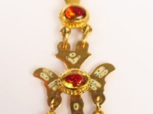 Pendentif en or jaune émaille figurant le saint Esprit, orné de citrin