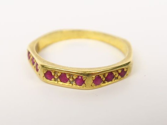 Bague à pans coupés en or ornée de petits rubis. Poids tel : 2.3 g