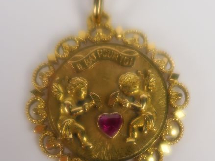Médaillon pendentif en or, orné de deux chérubins mécanisés tapant ave