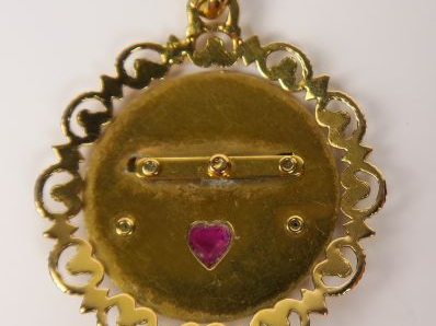 Médaillon pendentif en or, orné de deux chérubins mécanisés tapant ave