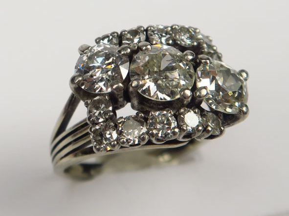 Bague ornée de trois diamants taille ancienne, de 0,60 carats environ 