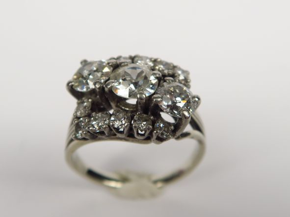 Bague ornée de trois diamants taille ancienne, de 0,60 carats environ 