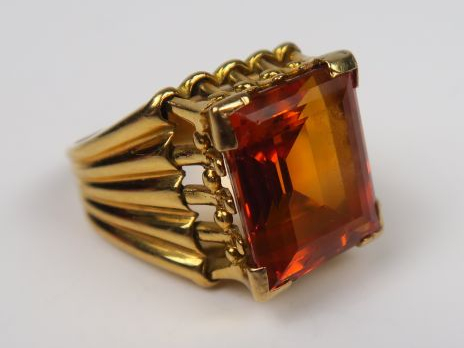 Bague ornée d'une topaze, monture en or. Poids tel  : 12,32 g