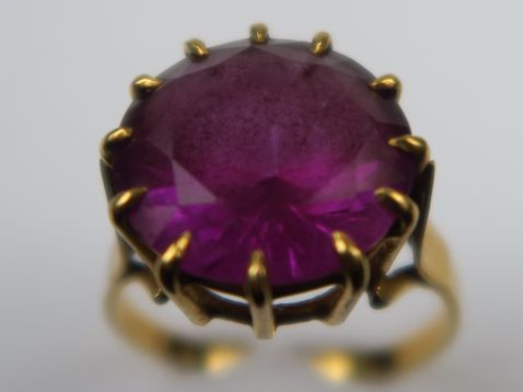 Broche ronde à décor d'une plaque émaillée figurant un amour. Poids te