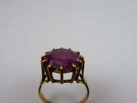 Broche ronde à décor d'une plaque émaillée figurant un amour. Poids te