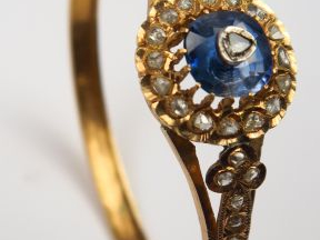 Vente aux enchères Bracelet Napoléon III en or, orné de roses, et serti en son centre d'u