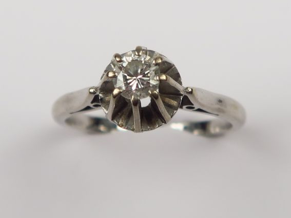 Bague sertie d'un diamant taille moderne de 0,15 carats environ. Montu