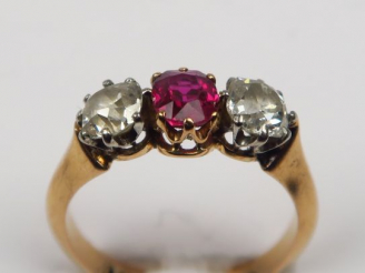 Vente aux enchères Bague en or ornée d'un rubis épaulé de deux diamants taille ancienne. 