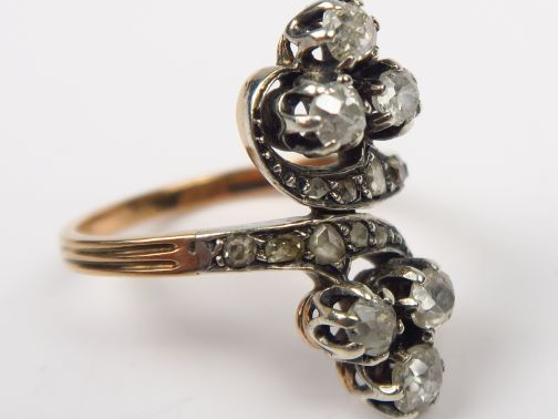 Bague ornée de six diamants taille ancienne et de petites roses. Montu