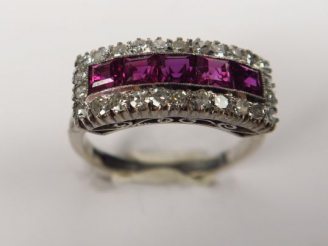 Vente aux enchères Bague en or, ornée de rubis calibrés dans un entourage de petits diama