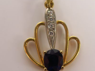 Pendentif orné d’un saphir et de brillants. Poids tel : 1,70 g
