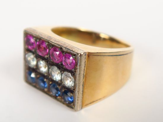 Bague de forme chevalière en or 14 carats sertie de petites pierres de