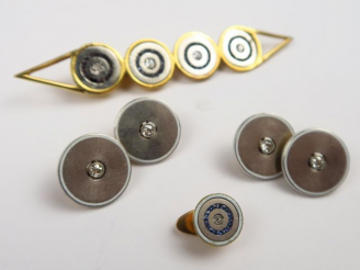 Vente aux enchères Ensemble en or deux tons serti de petits diamants et saphirs calibrés,