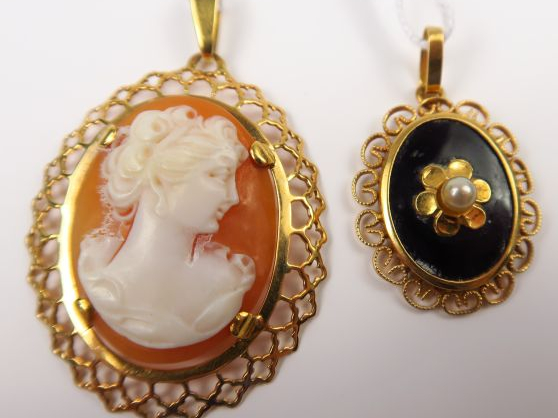 Camée monté en pendentif, monture en or jaune, et pendentif en or et o