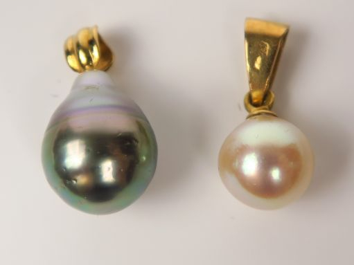 Deux perles en pendeloque, monture en or : une perle de culture, et un