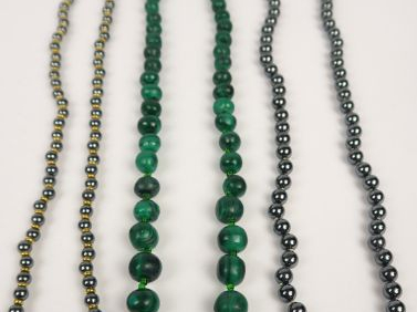 Trois colliers fantaisie, dont un en perles de malachite