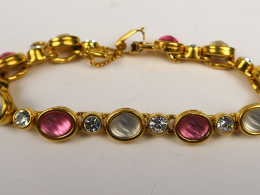 Bracelet fantaisie en métal doré, verre de couleur et imitation de dia