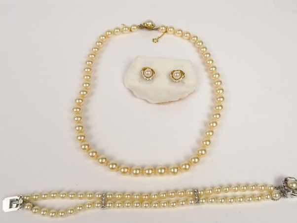 Collier, bracelet deux rangs et paire de boucles d'oreilles en perles 