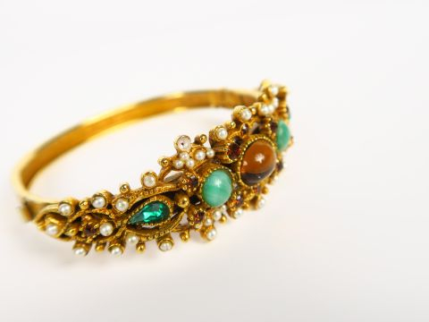 Bracelet jonc orné de pierres de couleurs et de perles baroques. Montu