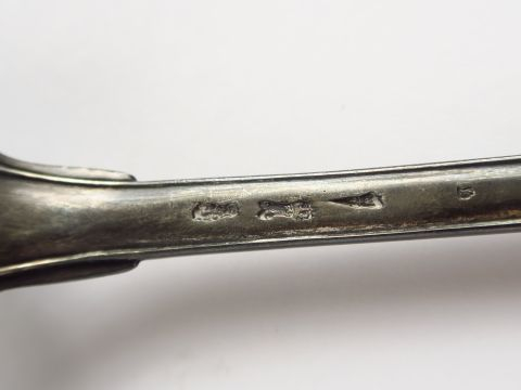 Cuillère à olives en argent XVIIIe. Poids : 150 g