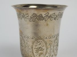 Timbale tulipe en argent,  poinçon au coq, à décor gravé de fleurs et 