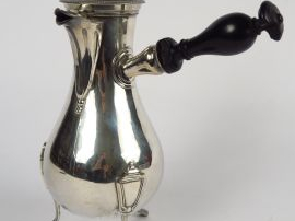 Verseuse tripode en argent, poinçon au coq, manche latéral un peu acci