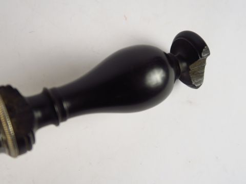 Verseuse tripode en argent, poinçon au coq, manche latéral un peu acci