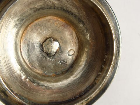 Verseuse tripode en argent, poinçon au coq, manche latéral un peu acci