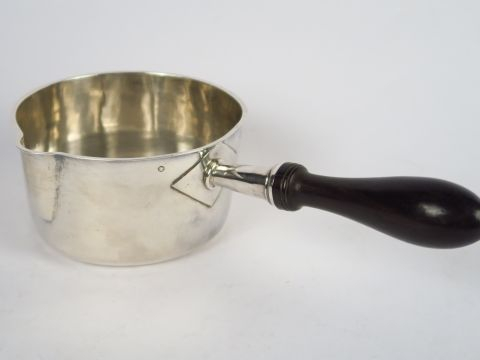 Casserole en argent, poinçon Vieillard, manche ébène. Poids tel : 242 