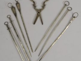 7 piques à brochettes en argent (suite de 3 et 2 différentes paires). 