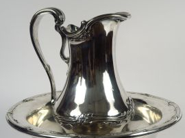 Broc et son bassin de style Louis XV en argent, poinçon Minerve, à déc