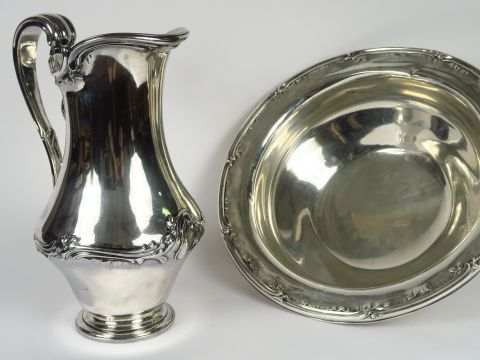 Broc et son bassin de style Louis XV en argent, poinçon Minerve, à déc
