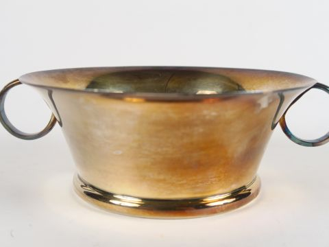 	Coupelle évasée à deux anses, en argent, poinçon Minerve. M O : RD  	