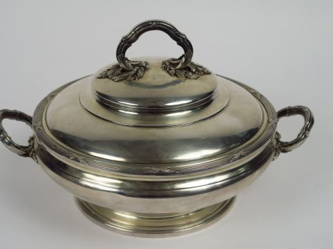 Légumier de style Louis XVI en argent, poinçon Minerve, attaches des a