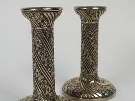 	Paire de bougeoirs en argent, à décor de feuillage. Travail étranger.