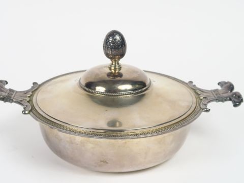 Légumier de style Empire en argent, poinçon Minerve, les anses en form