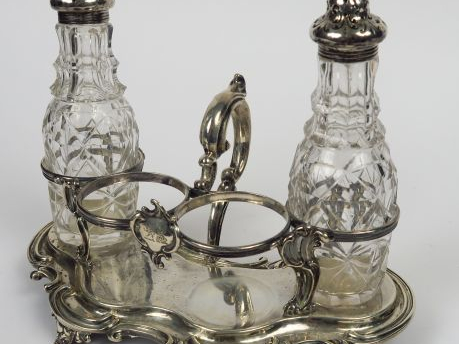 Porte condiments anglais de style Rocaille en argent, deux flacons en 